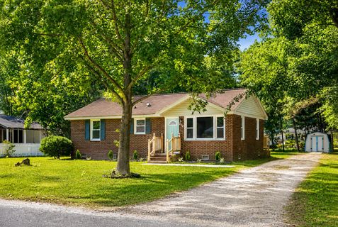 210 Laurel Avenue active home in Pineview Terrace, Goose Creek, SC