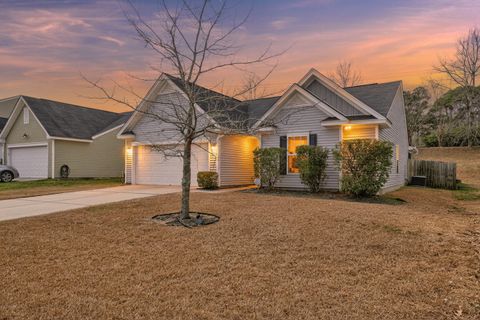 532 English Oak Circle active home in Oakley Pointe, Moncks Corner, SC