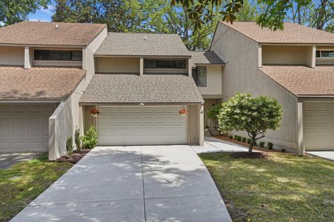 4 Stallion Court