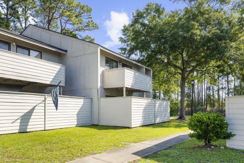 208 Greencastle Drive active home in Greenslake Condominiums, Goose Creek, SC