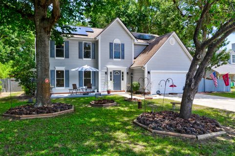 1406 Diamond Boulevard active home in Crown Pointe, Mount Pleasant, SC