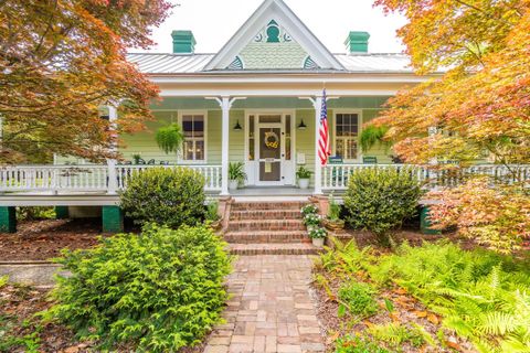 317 Sumter Avenue active home in Historic District, Summerville, SC