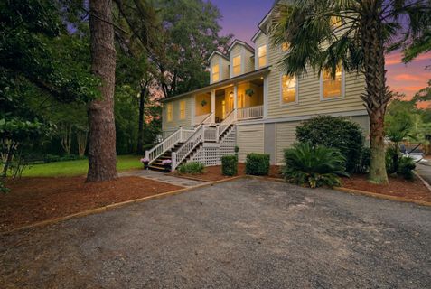 206 Clifton Street active home in Historic District, Summerville, SC