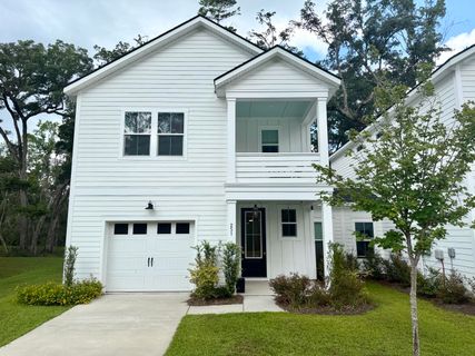 251 Claret Cup Way