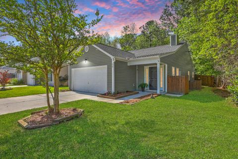427 Savannah River Drive active home in Lakes Of Summerville, Summerville, SC