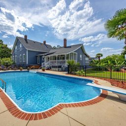 210 Shorebreeze Drive