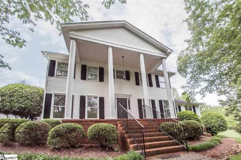 201 E Round Hill Road