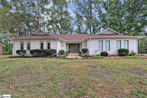 312 Lakewood Circle