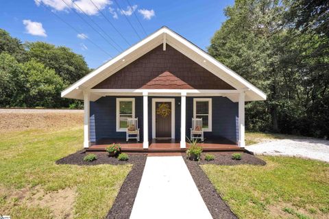 42 Woodlawn Avenue
