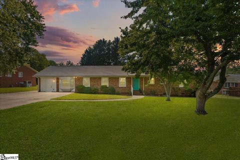 8 Danbury Drive sold home in Wade Hampton Gardens, Greenville, SC
