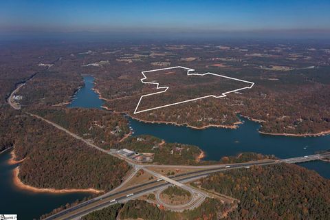 Fishers Cove Road active home in Lake Hartwell, Fair Play, SC