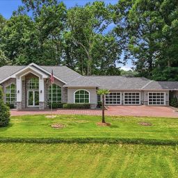 102 Greenleaf Lane