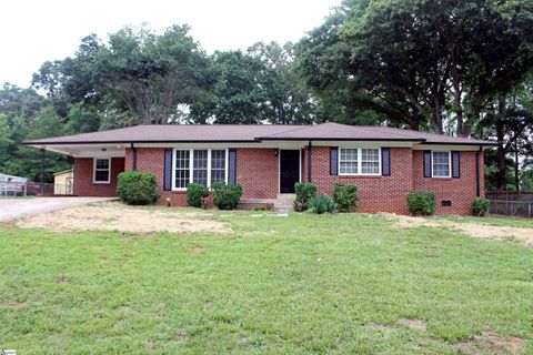 208 Alice Farr Drive active home in Western Hills, Greenville, SC