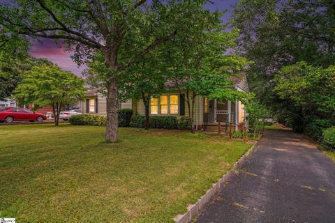 8 Bent Twig Drive active home in Biltmore Estate, Greenville, SC