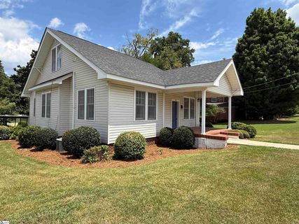210 W Maple Street active home in College View, Clinton, SC