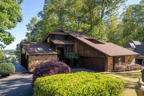 604 Lakewinds Blvd