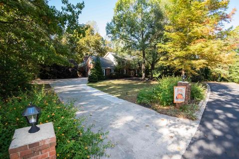 160 Lakeland Court