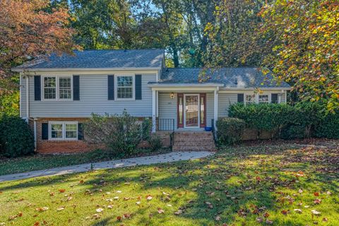 102 Wake Robin Circle