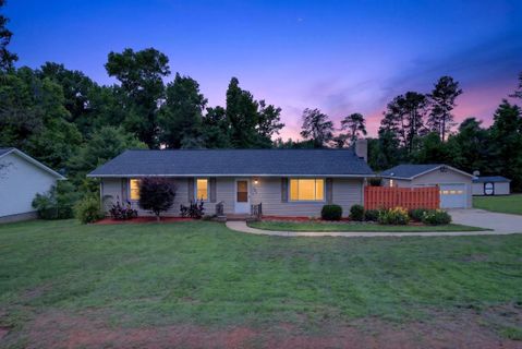 Homes in Pinewood South, Moore