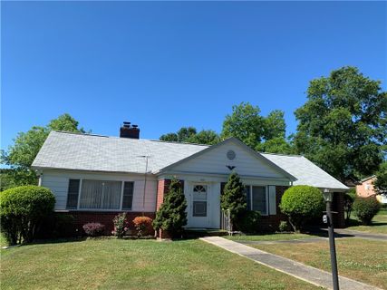 420 E Wesley Street sold home in Chicopee, Walhalla, SC