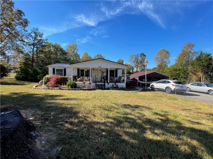1911 & 1915 Industrial Park Place sold home in Windsor Place, Seneca, SC