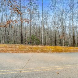30 Lakes Edge Way