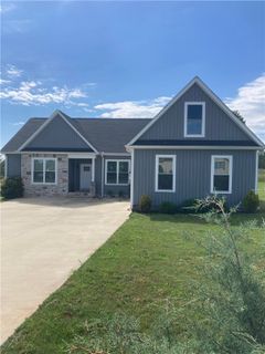 1902 Queen Drive sold home in Falcons Lair, Walhalla, SC
