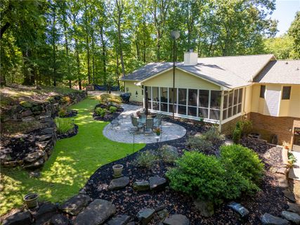 910 Chickasaw Drive active home in Chickasaw Point, Westminster, SC