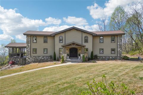 68 Raven Road active home in Cliffs At Glassy, Landrum, SC
