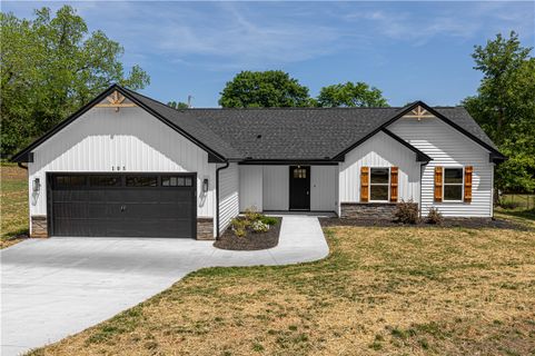 Homes in Nevitt Pines, Anderson