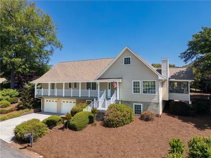 305 Point Place Drive active home in Chickasaw Point, Westminster, SC