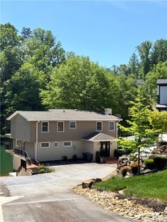 Homes in Loran Pointe, Seneca