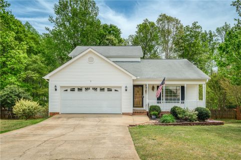 111 Brooke Lee Circle active home in Beaver Brook, Taylors, SC