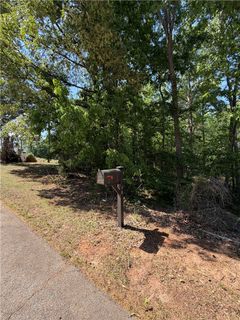 101 Bunker Lane active home in Chickasaw Point, Westminster, SC