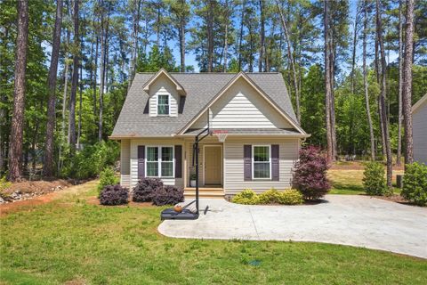 213 Singing Pines Road active home in Singing Pines, Seneca, SC