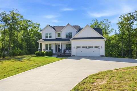 525 Sixteenth Circle active home in Falcons Lair West, Walhalla, SC