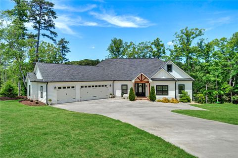 602 W Pine Court active home in Pointe Harbor, Seneca, SC