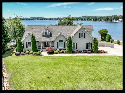 Homes in Walker Point, Seneca