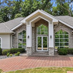 102 Greenleaf Lane