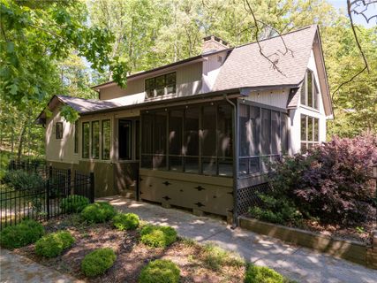 105 Spoon Court active home in Chickasaw Point, Westminster, SC