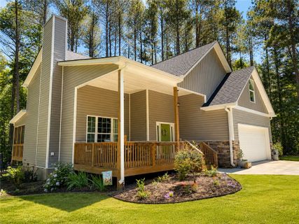 A home in River Bend, Lavonia