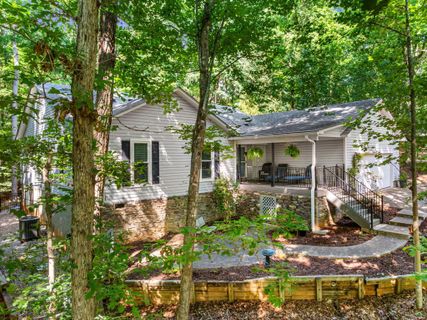 1303 S Arrowhead Dr Drive active home in Chickasaw Point, Westminster, SC