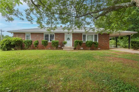 1006 Gordon Street active home in Palmer Place, Anderson, SC