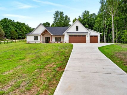 501 W. Peninsula Drive active home in Lake Rabon Estates, Laurens, SC