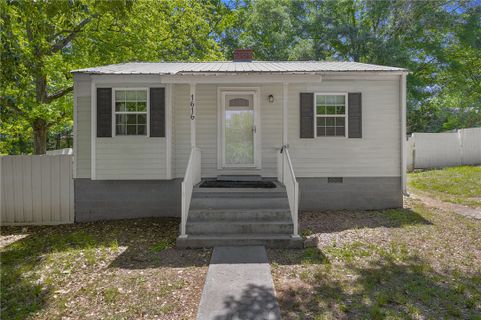 1616 Meadowbrook Circle
