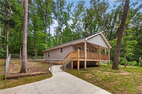 215 Tallulah Drive active home in Foxwood Hills, Westminster, SC