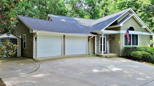 105 Eagle Court active home in Chickasaw Point, Westminster, SC