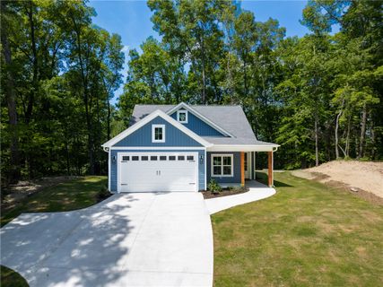 322 Oconee Avenue active home in Chickasaw Point, Westminster, SC