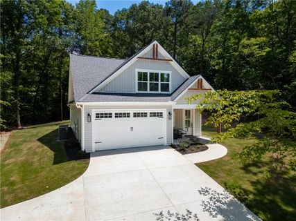 502 Point Road active home in Chickasaw Point, Westminster, SC