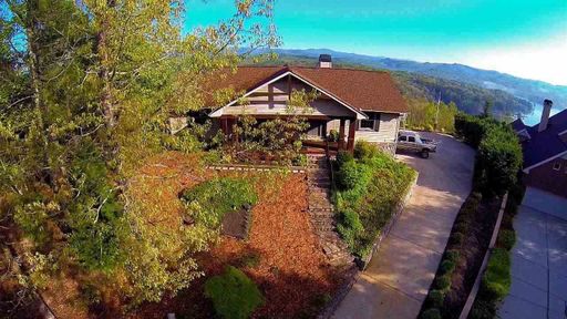 1009 W Pinnacle Drive
